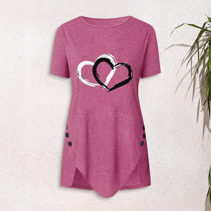 "Kortärmad t-shirt med hjärtmönster, rund hals och avslappnad passform för dam, perfekt för våren och sommaren."
