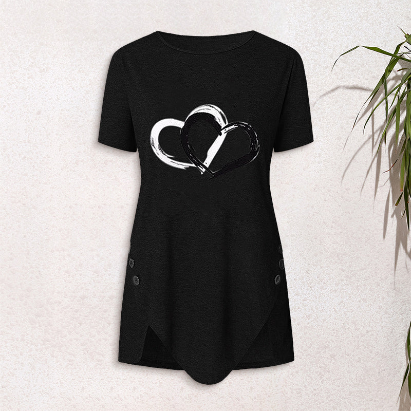 "Kortärmad t-shirt med hjärtmönster, rund hals och avslappnad passform för dam, perfekt för våren och sommaren."