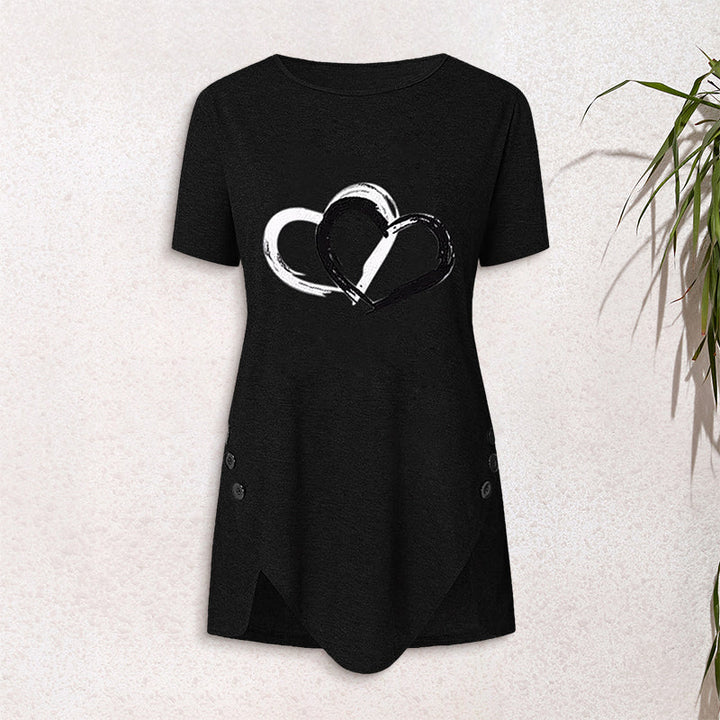 "Kortärmad t-shirt med hjärtmönster, rund hals och avslappnad passform för dam, perfekt för våren och sommaren."