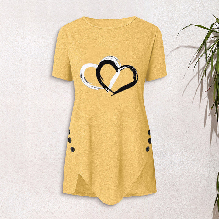 "Kortärmad t-shirt med hjärtmönster, rund hals och avslappnad passform för dam, perfekt för våren och sommaren."
