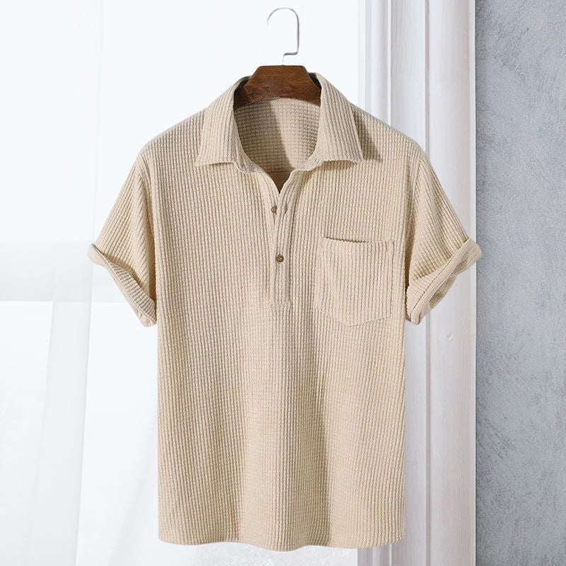 Kortärmad våffeltröja i bomull för män, sommar; blå, grön, beige; henley-ringning; komfortabel, stilren look.