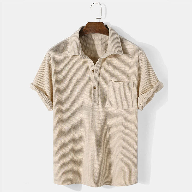 Kortärmad våffeltröja i bomull för män, sommar; blå, grön, beige; henley-ringning; komfortabel, stilren look.
