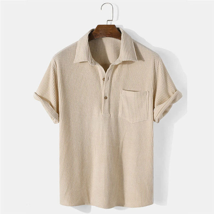 Kortärmad våffeltröja i bomull för män, sommar; blå, grön, beige; henley-ringning; komfortabel, stilren look.