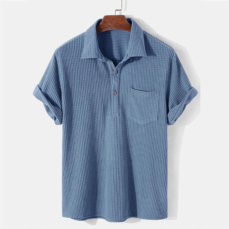 Kortärmad våffeltröja i bomull för män, sommar; blå, grön, beige; henley-ringning; komfortabel, stilren look.
