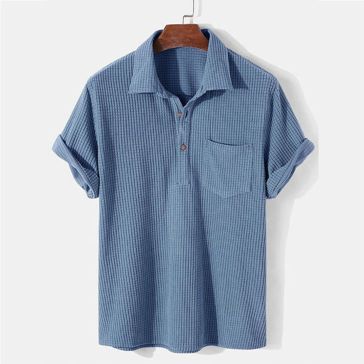 Kortärmad våffeltröja i bomull för män, sommar; blå, grön, beige; henley-ringning; komfortabel, stilren look.