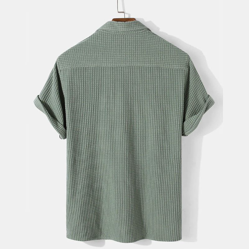 Kortärmad våffeltröja i bomull för män, sommar; blå, grön, beige; henley-ringning; komfortabel, stilren look.