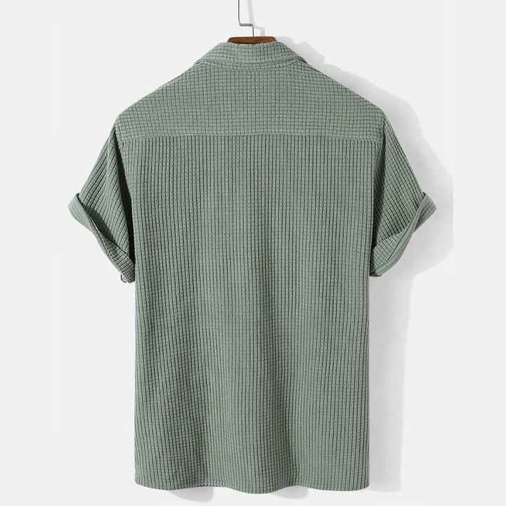 Kortärmad våffeltröja i bomull för män, sommar; blå, grön, beige; henley-ringning; komfortabel, stilren look.