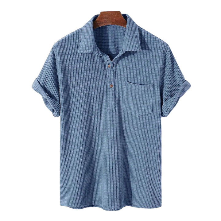 Kortärmad våffeltröja i bomull för män, sommar; blå, grön, beige; henley-ringning; komfortabel, stilren look.