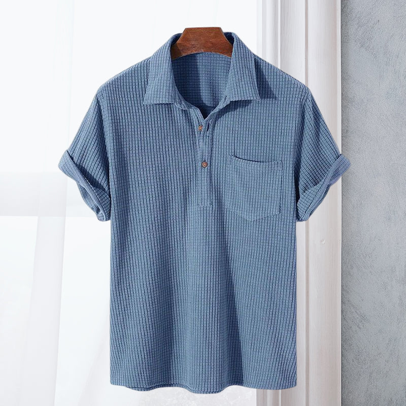 Kortärmad våffeltröja i bomull för män, sommar; blå, grön, beige; henley-ringning; komfortabel, stilren look.