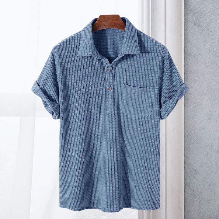 Kortärmad våffeltröja i bomull för män, sommar; blå, grön, beige; henley-ringning; komfortabel, stilren look.