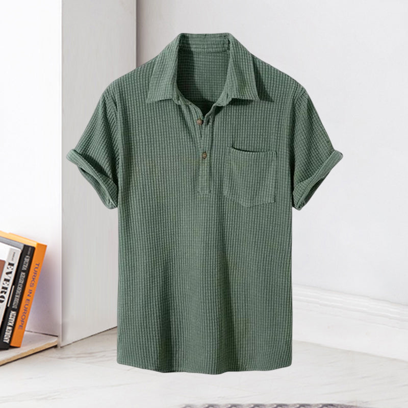 Kortärmad våffeltröja i bomull för män, sommar; blå, grön, beige; henley-ringning; komfortabel, stilren look.