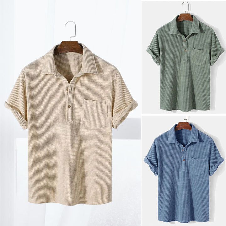 Kortärmad våffeltröja i bomull för män, sommar; blå, grön, beige; henley-ringning; komfortabel, stilren look.