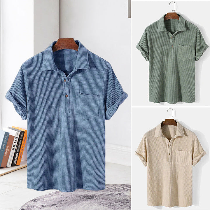 Kortärmad våffeltröja i bomull för män, sommar; blå, grön, beige; henley-ringning; komfortabel, stilren look.