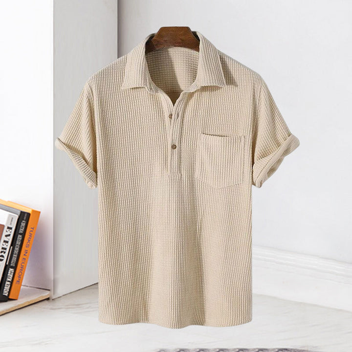 Kortärmad våffeltröja i bomull för män, sommar; blå, grön, beige; henley-ringning; komfortabel, stilren look.