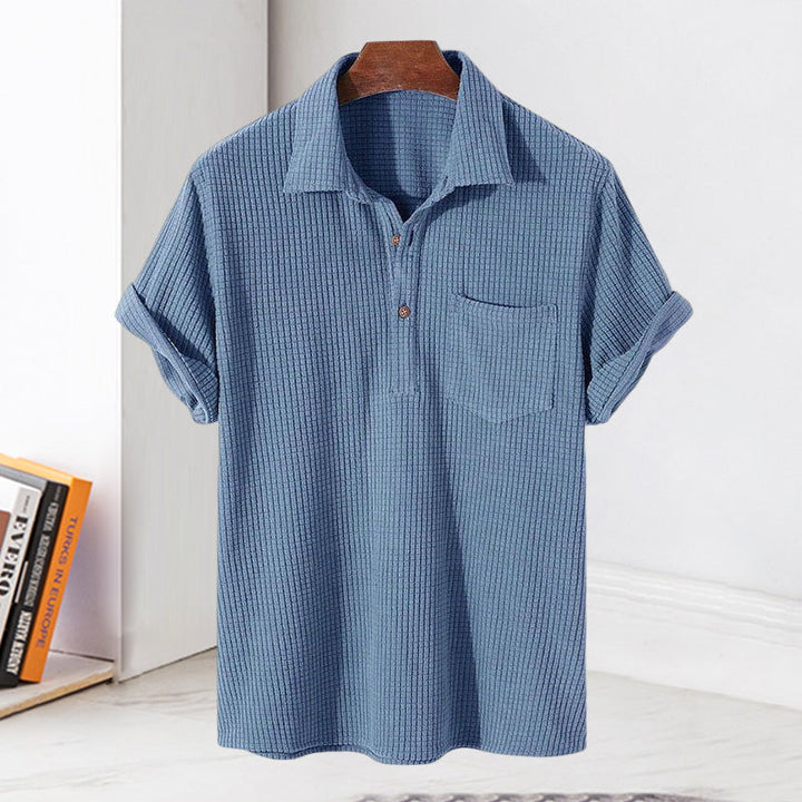Kortärmad våffeltröja i bomull för män, sommar; blå, grön, beige; henley-ringning; komfortabel, stilren look.