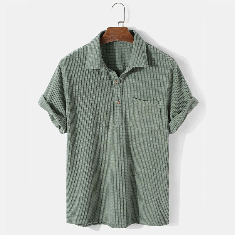 Kortärmad våffeltröja i bomull för män, sommar; blå, grön, beige; henley-ringning; komfortabel, stilren look.