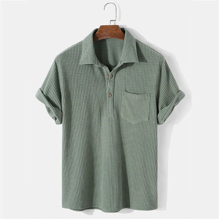 Kortärmad våffeltröja i bomull för män, sommar; blå, grön, beige; henley-ringning; komfortabel, stilren look.