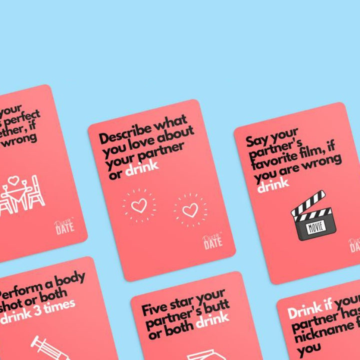 "Kortspel Dizzy Date för par, 100 humoristiska kort, uppställda i stapel. Perfekt för rolig dejtkväll."
