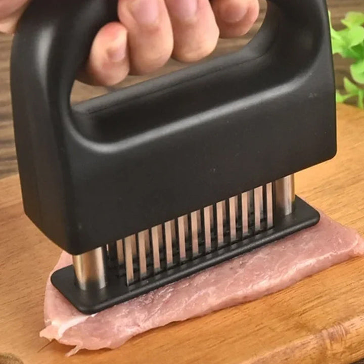 "Kötttenderare med 48 vassa rostfria stålblad, svart handtag, idealisk för snabb och djup marinering, köksredskap."