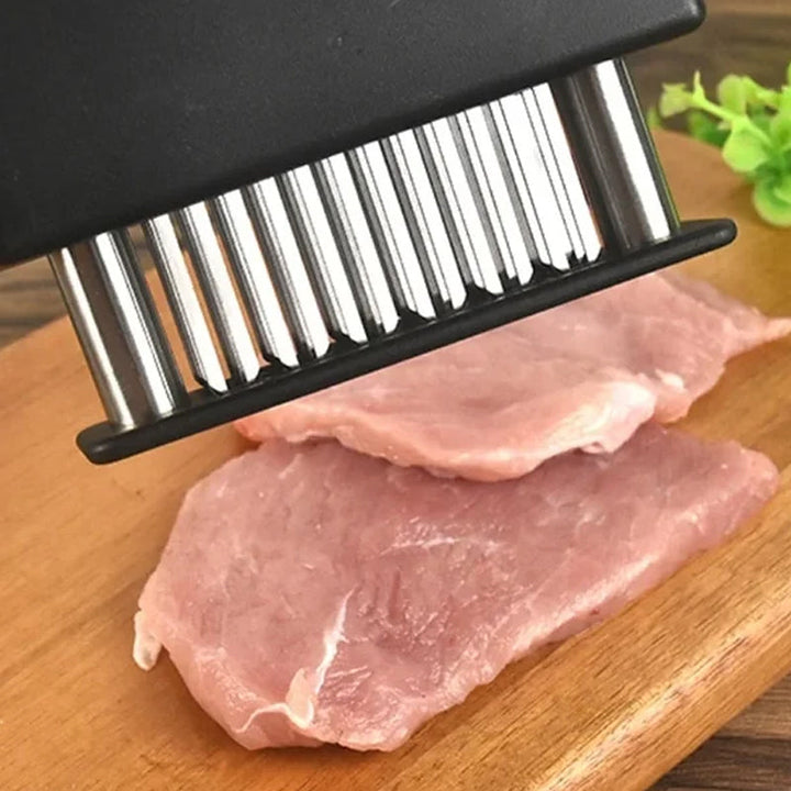 "Kötttenderare med 48 vassa rostfria stålblad, svart handtag, idealisk för snabb och djup marinering, köksredskap."