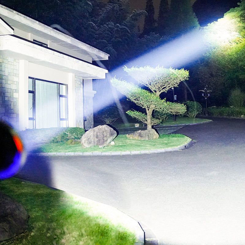 "Kraftfull LED pannlampa med justerbar rem, visad framifrån, vattentät och ergonomisk design för nattaktiviteter."