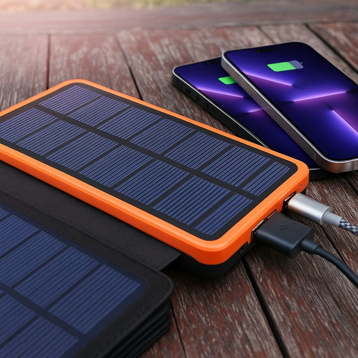 Kraftfull solcellsladdare powerbank för mobil. Bärbar nödladdare med solenergi, perfekt för utomhus & camping.