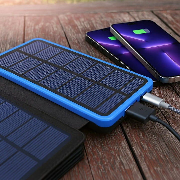 Robust powerbank med solenergi, för snabbladdning. En pålitlig bärbarladdare och mobilaccessoar för alla.