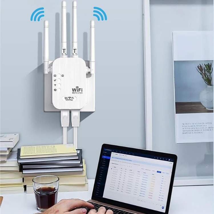 WiFi-repeater för utomhusbruk, löser dålig nätverkstäckning, optimal för stora ytor och stabil anslutning.