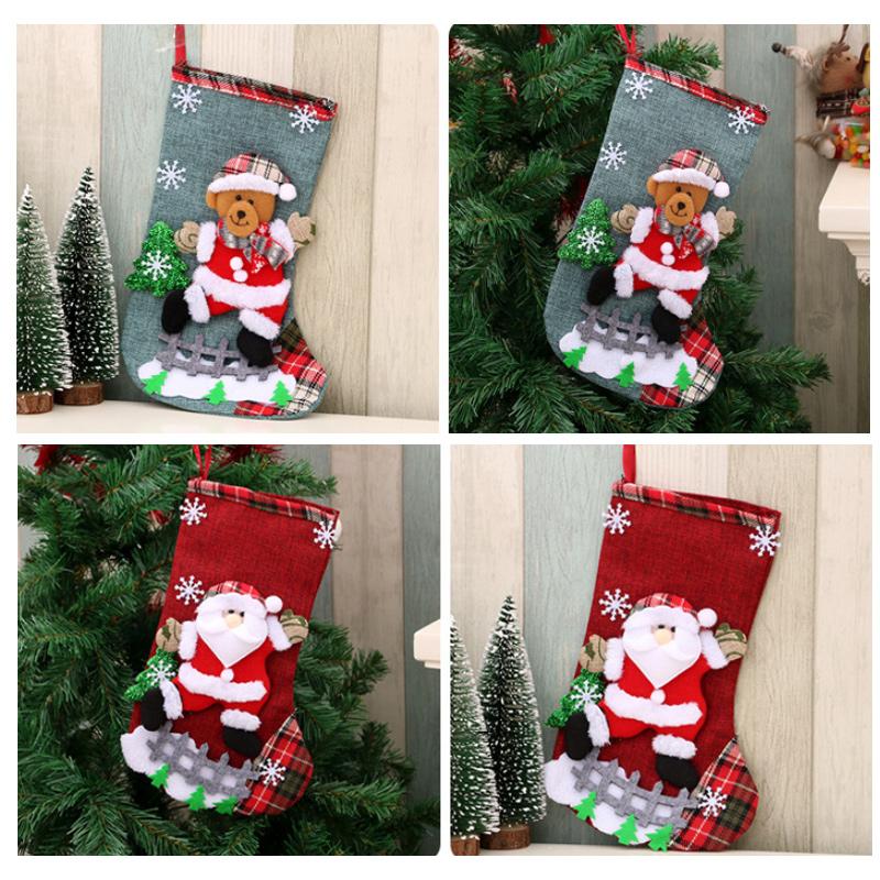 "Kreativ julstrumpa presentpåse i linnetyg med julmotiv, perfekt som dekoration och för små gåvor under granen."