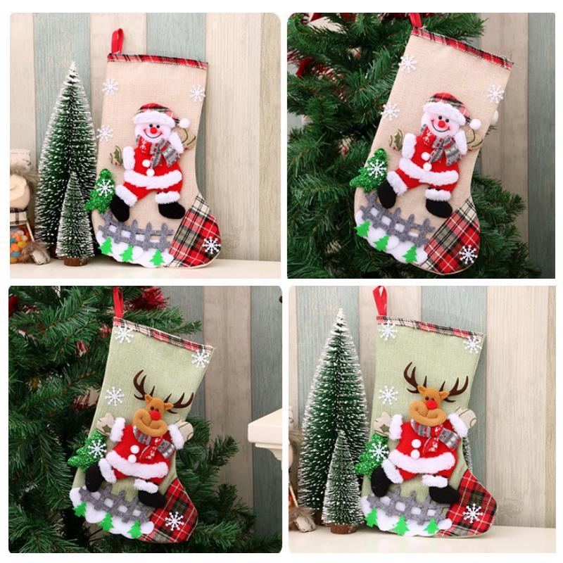 "Kreativ julstrumpa presentpåse i linnetyg med julmotiv, perfekt som dekoration och för små gåvor under granen."