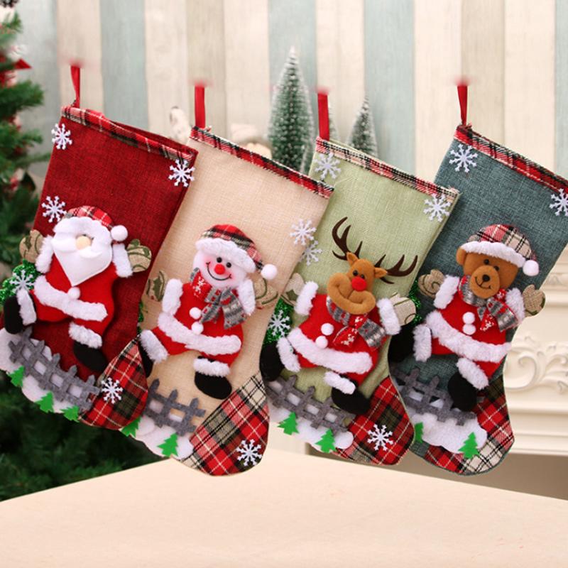 "Kreativ julstrumpa presentpåse i linnetyg med julmotiv, perfekt som dekoration och för små gåvor under granen."