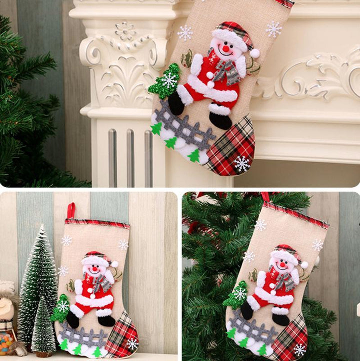 "Kreativ julstrumpa presentpåse i linnetyg med julmotiv, perfekt som dekoration och för små gåvor under granen."