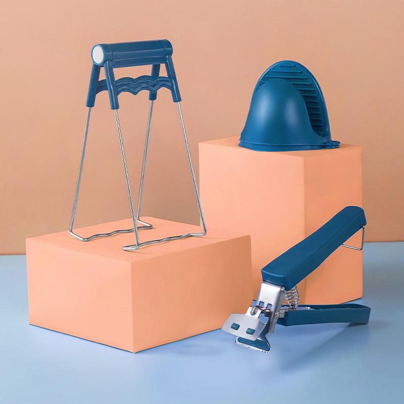 "Kreativ ugnssäker klämsats i rosa och blå, ergonomisk design, för säker hantering av varma skålar och tallrikar."