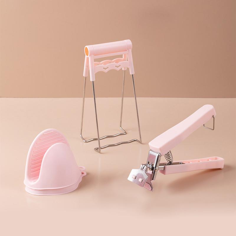 "Kreativ ugnssäker klämsats i rosa och blå, ergonomisk design, för säker hantering av varma skålar och tallrikar."