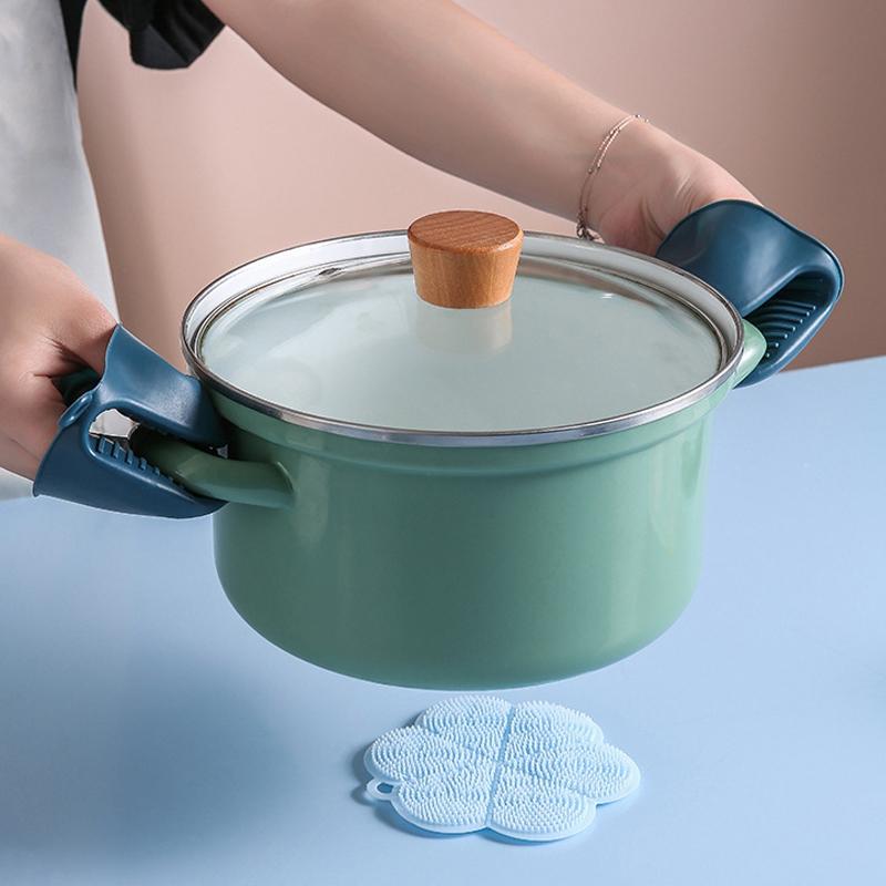 "Kreativ ugnssäker klämsats i rosa och blå, ergonomisk design, för säker hantering av varma skålar och tallrikar."