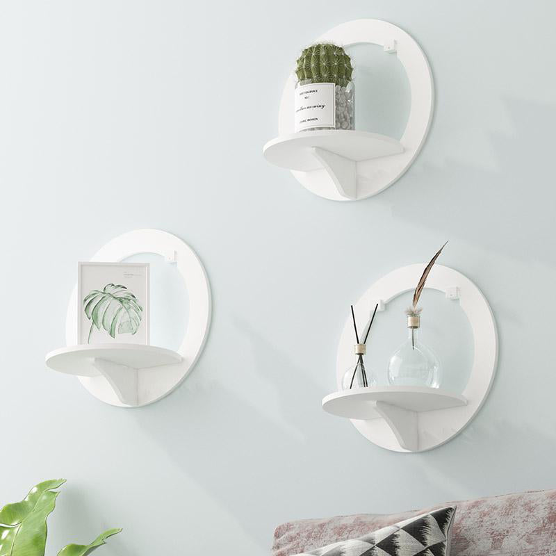 "Kreativ vit vägghylla i minimalistisk design för stilren dekoration i hemmet. Passar alla rum och inredningsstilar."