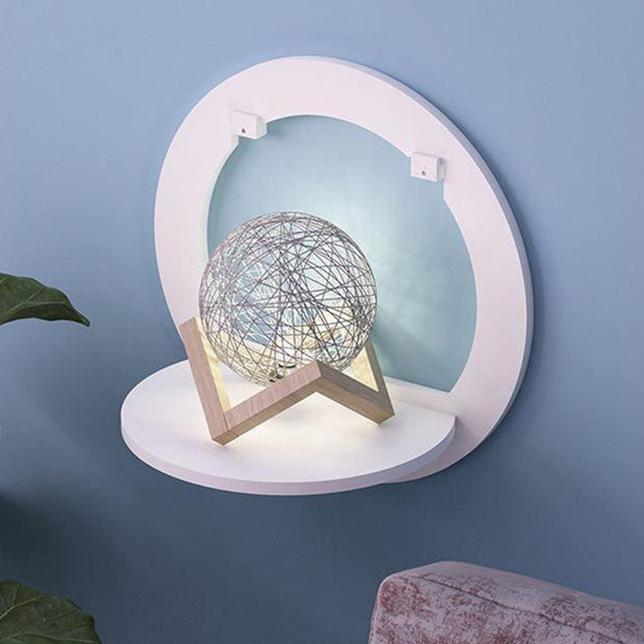"Kreativ vit vägghylla i minimalistisk design för stilren dekoration i hemmet. Passar alla rum och inredningsstilar."