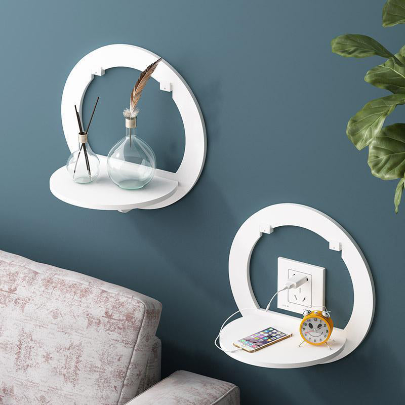 "Kreativ vit vägghylla i minimalistisk design för stilren dekoration i hemmet. Passar alla rum och inredningsstilar."