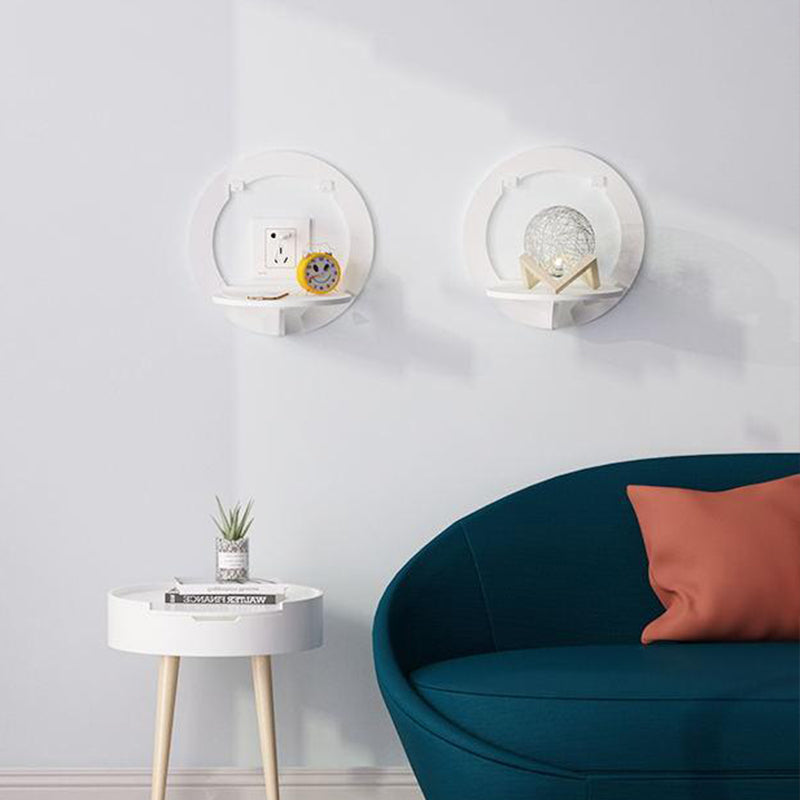 "Kreativ vit vägghylla i minimalistisk design för stilren dekoration i hemmet. Passar alla rum och inredningsstilar."
