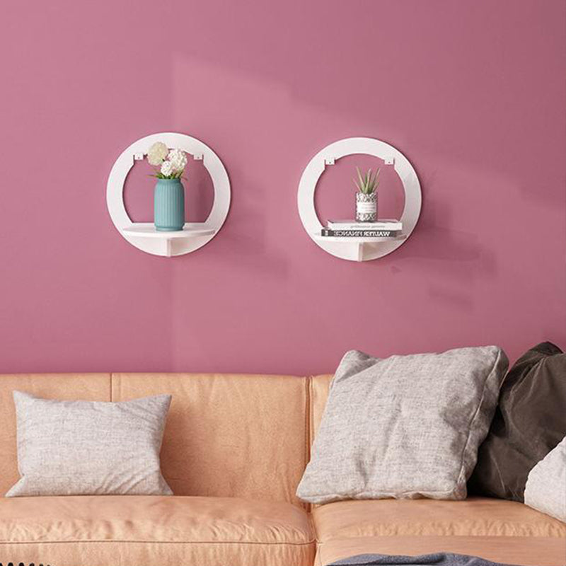 "Kreativ vit vägghylla i minimalistisk design för stilren dekoration i hemmet. Passar alla rum och inredningsstilar."