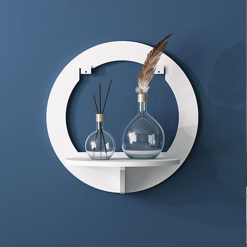 "Kreativ vit vägghylla i minimalistisk design för stilren dekoration i hemmet. Passar alla rum och inredningsstilar."
