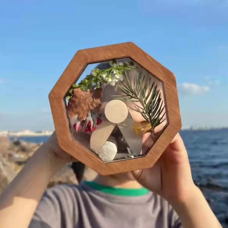 Kreativt kalejdoskop kit för barn i trä, med magnetlock, visar färgglada mönster och stimulerar kreativitet.