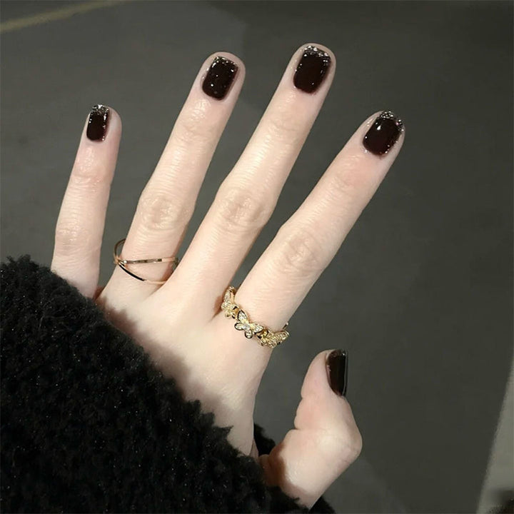 Kristallklart Ice Clear nagellack, glänsande finish, genomskinlig flaska, ger naturligt lysande naglar och skyddande barriär.