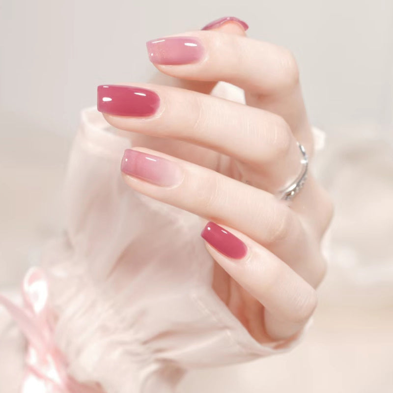 Kristallklart Ice Clear nagellack, glänsande finish, genomskinlig flaska, ger naturligt lysande naglar och skyddande barriär.
