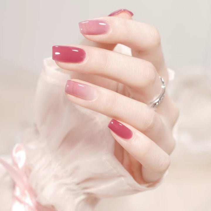 Kristallklart Ice Clear nagellack, glänsande finish, genomskinlig flaska, ger naturligt lysande naglar och skyddande barriär.