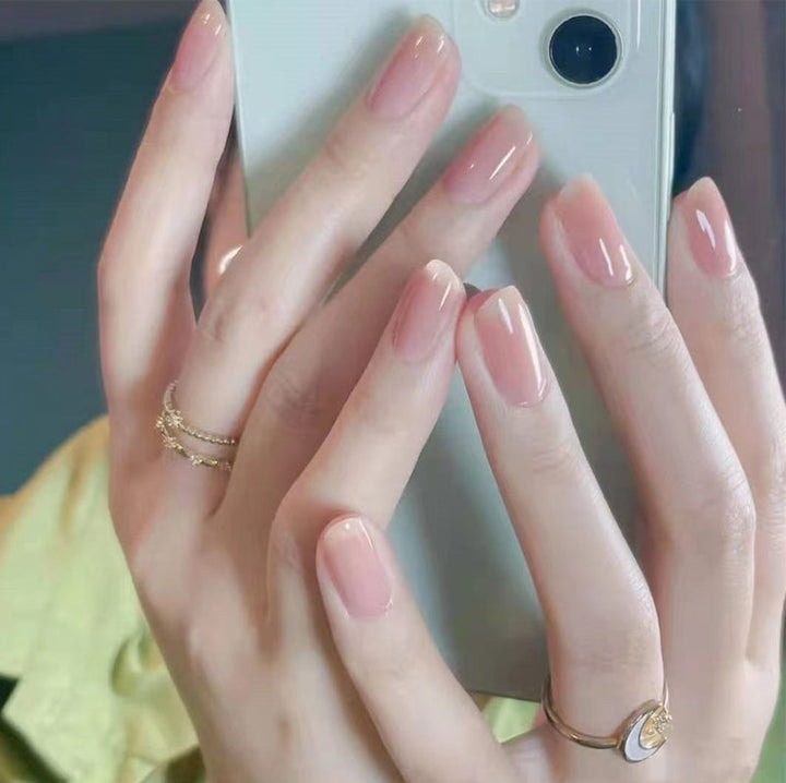 Kristallklart Ice Clear nagellack, glänsande finish, genomskinlig flaska, ger naturligt lysande naglar och skyddande barriär.