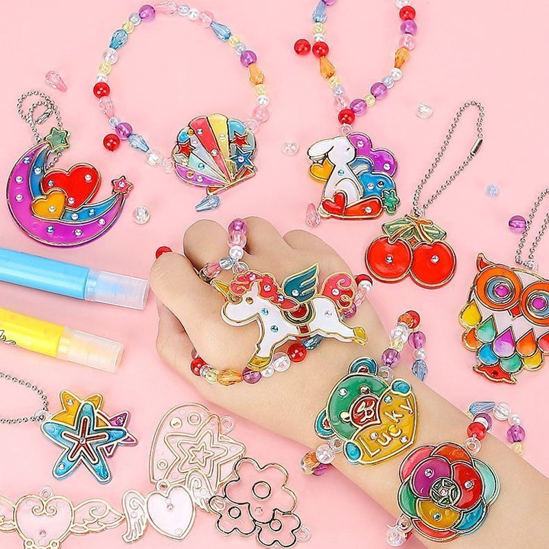 "Kristallmålning DIY Kit med 6 färgglada hängen, barn som skapar konstverk och dekorerar med diamanter."