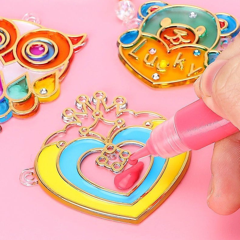 "Kristallmålning DIY Kit med 6 färgglada hängen, barn som skapar konstverk och dekorerar med diamanter."