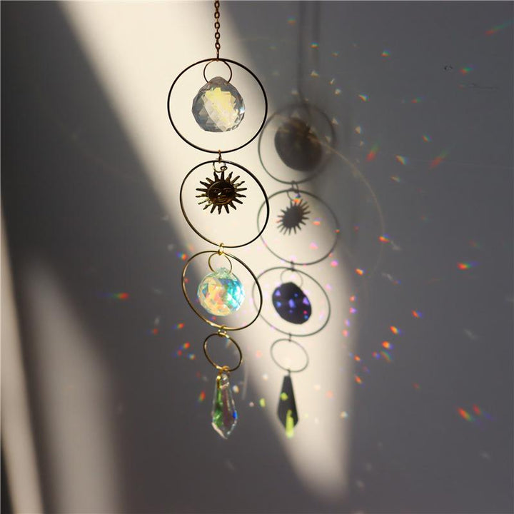 "Kristallprisma dekoration med regnbågsfärger, klar glittrande glas, hängande som solfångare i vardagsrum eller fönster."
