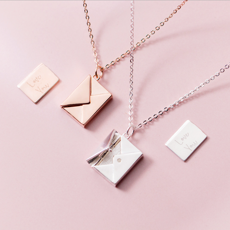Kuverthalsband i metall, guld-silver-roséguld, kärlekskuvert, elegant och tidlös design, förmedlar kärleksbudskap.